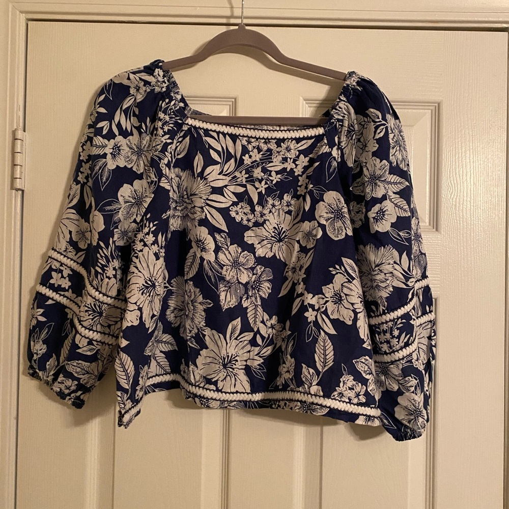 C and C California. Floral Navy and White Women's Top. XL.